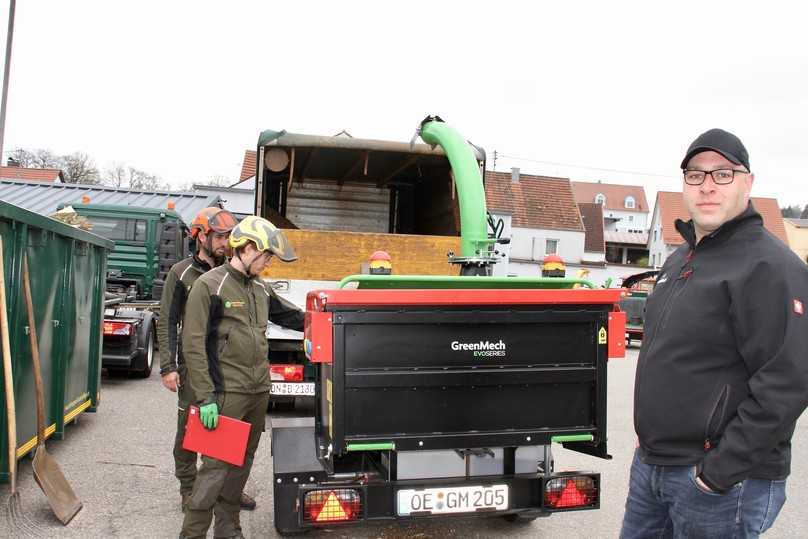 Die Tester Simon Schröppel und Thomas Deil bei der Inspektion des GreenMech EVO 205D. Rechts vorne ist Tobias Becker, Leiter Technik bei GreenMech Deutschland. | Foto: bs Die Tester Simon Schröppel und Thomas Deil bei der Inspektion des GreenMech EVO 205D. Rechts vorne ist Tobias Becker, Leiter Technik bei GreenMech Deutschland. | Foto: bs