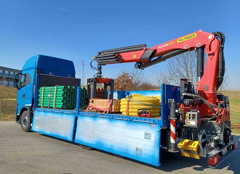 Ausgerüstet mit 6,50 langer Kunath-Baustoffpritsche und Palfinger-Heckladekran der 23-mt-Klasse lädt der Iveco S-Way Baustoffe selbsttätig auf und ab. | Foto: Iveco Ausgerüstet mit 6,50 langer Kunath-Baustoffpritsche und Palfinger-Heckladekran der 23-mt-Klasse lädt der Iveco S-Way Baustoffe selbsttätig auf und ab. | Foto: Iveco