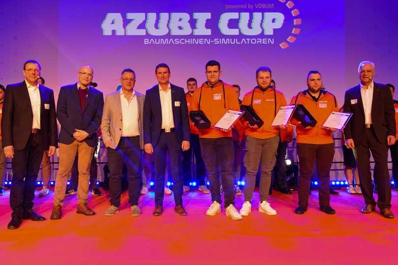 Ehrung der Besten: Der VDBUM zeichnete die Gewinner des Azubi-Cups 2024 aus. Deutscher Meister wurde Niklas Meyer (4.v.r.), Vizemeister wurde Tammo Kannegießer (3.v.r.). Den 3. Platz belegte Maximilian Piehl (2.v.r). | Foto: VDBUM Ehrung der Besten: Der VDBUM zeichnete die Gewinner des Azubi-Cups 2024 aus. Deutscher Meister wurde Niklas Meyer (4.v.r.), Vizemeister wurde Tammo Kannegießer (3.v.r.). Den 3. Platz belegte Maximilian Piehl (2.v.r). | Foto: VDBUM