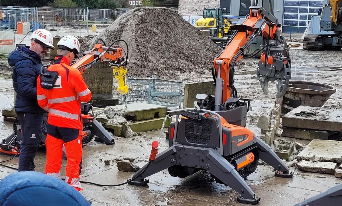 Unter Anleitung von Raoul Lambertz durften die Besucher auch den DXR 145 selbst testen. | Foto: B_I/bb