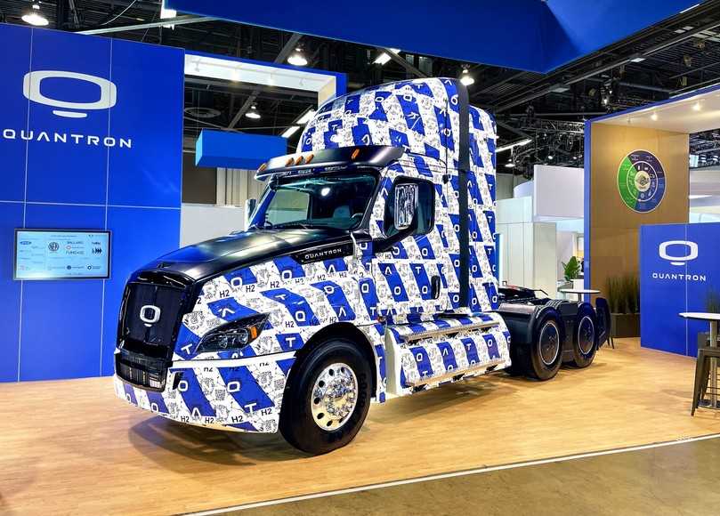 Den wasserstoffelektrische Quantron FCEV Class 8 US-Truck für den US-Markt zeigte das Unternehmen als Prototyp auf der Anaheim Truck Show in Kalifornien. | Foto: Quantron AG Den wasserstoffelektrische Quantron FCEV Class 8 US-Truck für den US-Markt zeigte das Unternehmen als Prototyp auf der Anaheim Truck Show in Kalifornien. | Foto: Quantron AG