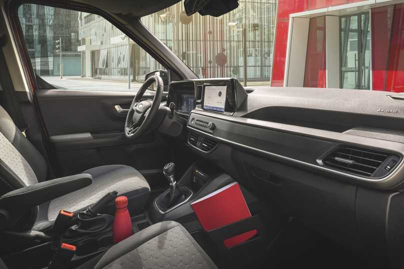 Markante Cockpit-Architektur. Hier die Verbrenner-Ausführung mit üppiger Armaturenanlage und zahlreichen Ablagen. | Foto: Ford Markante Cockpit-Architektur. Hier die Verbrenner-Ausführung mit üppiger Armaturenanlage und zahlreichen Ablagen. | Foto: Ford