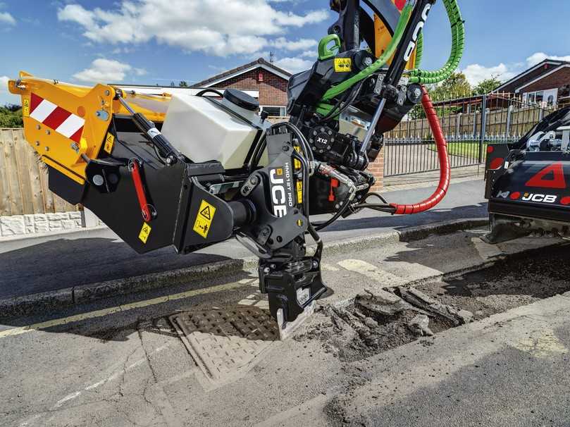 Der Pothole Pro ermöglicht es, den Belag des beschädigten Straßenabschnitt mit einer einzigen Maschine abzufräsen, die Kanten präzise zu bearbeiten und die Arbeitsfläche zu reinigen. | Foto: JCB Der Pothole Pro ermöglicht es, den Belag des beschädigten Straßenabschnitt mit einer einzigen Maschine abzufräsen, die Kanten präzise zu bearbeiten und die Arbeitsfläche zu reinigen. | Foto: JCB