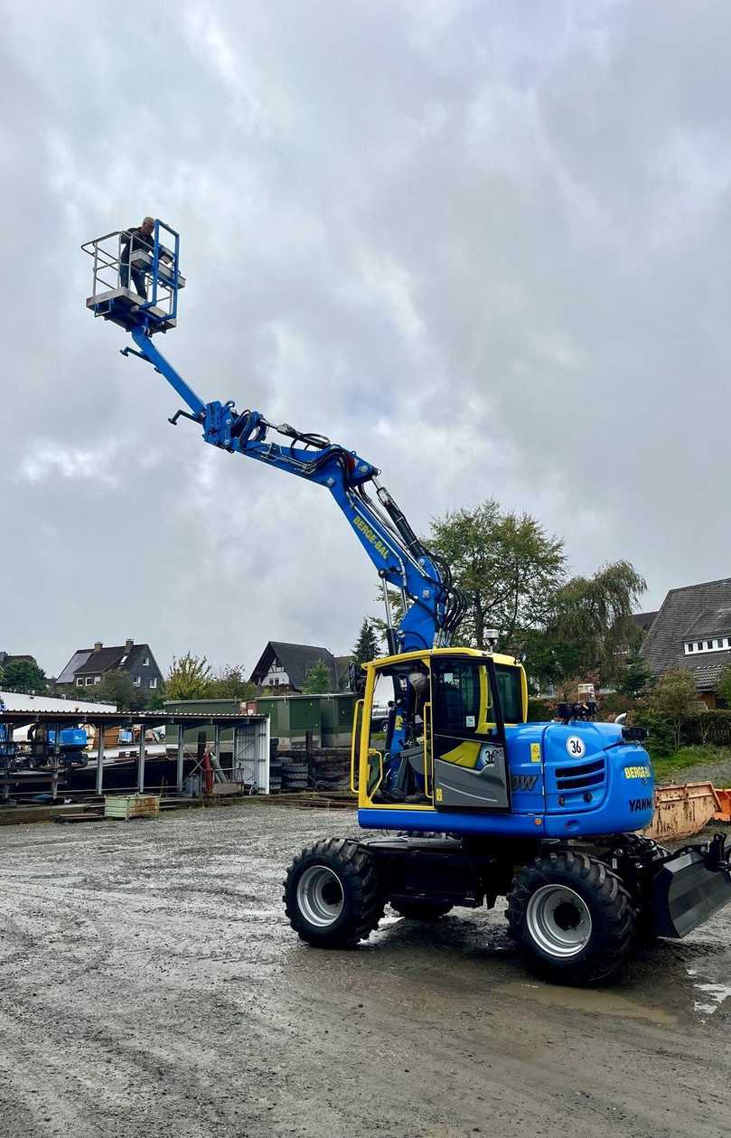 Die fahrbare Hubarbeitsbühne mit Korb lässt nach Maschinenrichtlinie eine Traglast von maximal 200 Kilogramm und zwei Personen zu. | Foto: Yanmar Die fahrbare Hubarbeitsbühne mit Korb lässt nach Maschinenrichtlinie eine Traglast von maximal 200 Kilogramm und zwei Personen zu. | Foto: Yanmar
