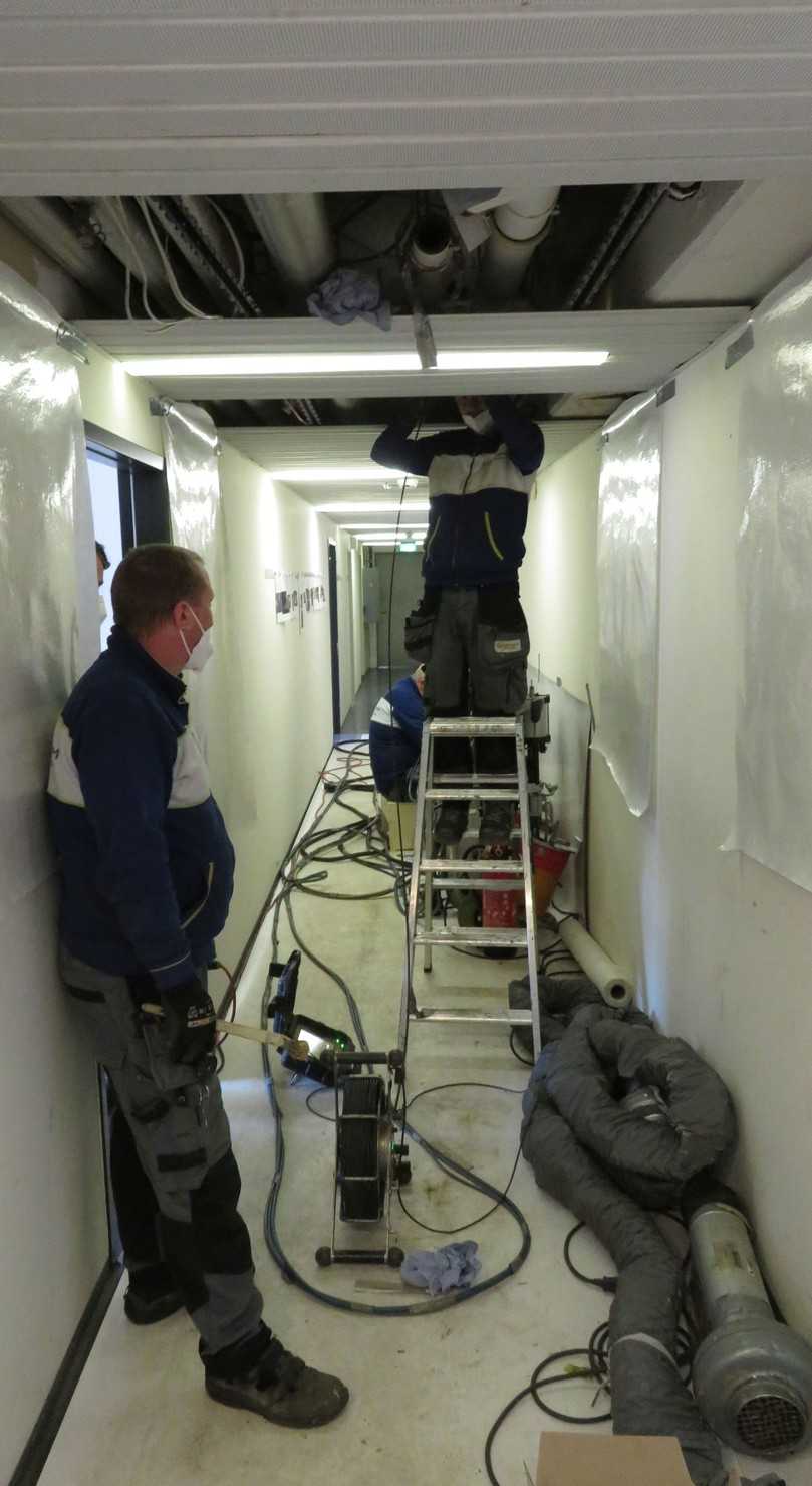 Der Sprühkopf wird über vorhandene Dachentlüftungen, Sanitäranschlüsse oder Revisionsöffnungen in die alten Rohre eingebracht. | Foto: B_I/Valdix Der Sprühkopf wird über vorhandene Dachentlüftungen, Sanitäranschlüsse oder Revisionsöffnungen in die alten Rohre eingebracht. | Foto: B_I/Valdix