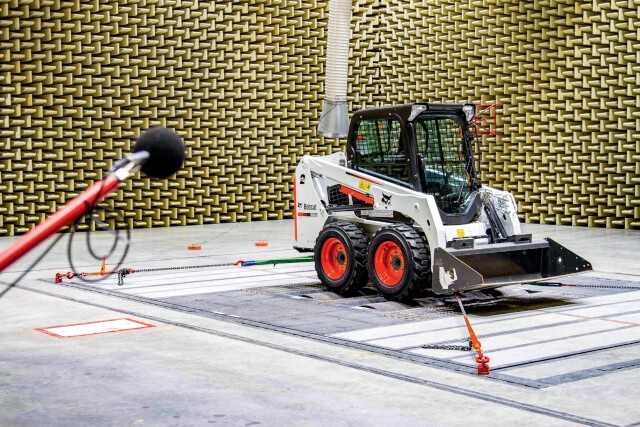 Das neue Innovationszentrum hat mehrere Stationen für das Testen von Prototypen. Auf dem Bild ist die großzügige Akustikkammer zu sehen, die unabhängig vom Wetter und von örtlichen Gegebenheiten die Messung von Geräuschemissionen ermöglicht. | Foto: Bobcat Das neue Innovationszentrum hat mehrere Stationen für das Testen von Prototypen. Auf dem Bild ist die großzügige Akustikkammer zu sehen, die unabhängig vom Wetter und von örtlichen Gegebenheiten die Messung von Geräuschemissionen ermöglicht. | Foto: Bobcat