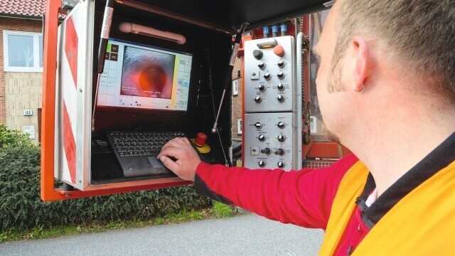 Sehende Nordseedüse: Kanalreinigung unter optischer Beobachtung Sehende Nordseedüse: Kanalreinigung unter optischer Beobachtung