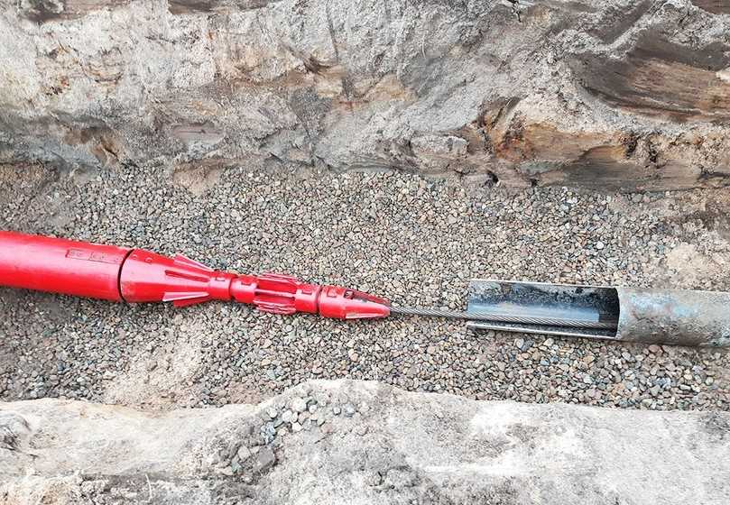 Die vorhandene Rohrleitung wird mit Hilfe eines Berstkörpers geborsten und radial in das umgebende Erdreich verdrängt. | Foto: Sanierungstechnik Dommel GmbH Die vorhandene Rohrleitung wird mit Hilfe eines Berstkörpers geborsten und radial in das umgebende Erdreich verdrängt. | Foto: Sanierungstechnik Dommel GmbH