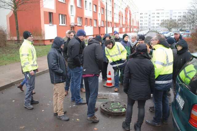 Das Schachtsanierungsverfahren stieß auch bei Kanalnetzbetreibern aus dem Umland auf großes Interesse. Das Schachtsanierungsverfahren stieß auch bei Kanalnetzbetreibern aus dem Umland auf großes Interesse.