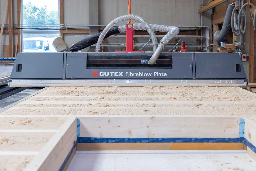 Gutex stellt neues Holzfaser-Einblassystem für den Holz-Modulbau vor Gutex stellt neues Holzfaser-Einblassystem für den Holz-Modulbau vor