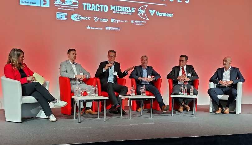 Podiumsdiskussion Teil 1 mit (v.l.) Moderatorin Dr. Antje Wöhnke, Gian Luca Dietz (Amprion GmbH), Kay Büchsenschütz (TenneT TSO GmbH), Jörg Piotrowski (Ingenieur- und Planungsbüro Lange GmbH & Co. KG), Ernst Fengler und Jorn Stoelinga (beide LMR Drilling GmbH) | Foto: B_I/Valdix Podiumsdiskussion Teil 1 mit (v.l.) Moderatorin Dr. Antje Wöhnke, Gian Luca Dietz (Amprion GmbH), Kay Büchsenschütz (TenneT TSO GmbH), Jörg Piotrowski (Ingenieur- und Planungsbüro Lange GmbH & Co. KG), Ernst Fengler und Jorn Stoelinga (beide LMR Drilling GmbH) | Foto: B_I/Valdix