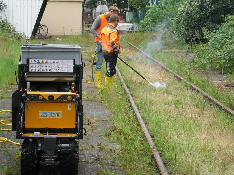DB-Projekt „Ausstieg Glyphosat“: Heißwasser-Gerät Geysir (linkes Foto) und Elektrolanze „RootWave“ im Feldversuch. | Foto: Dr. Arnd Verschwele DB-Projekt „Ausstieg Glyphosat“: Heißwasser-Gerät Geysir (linkes Foto) und Elektrolanze „RootWave“ im Feldversuch. | Foto: Dr. Arnd Verschwele