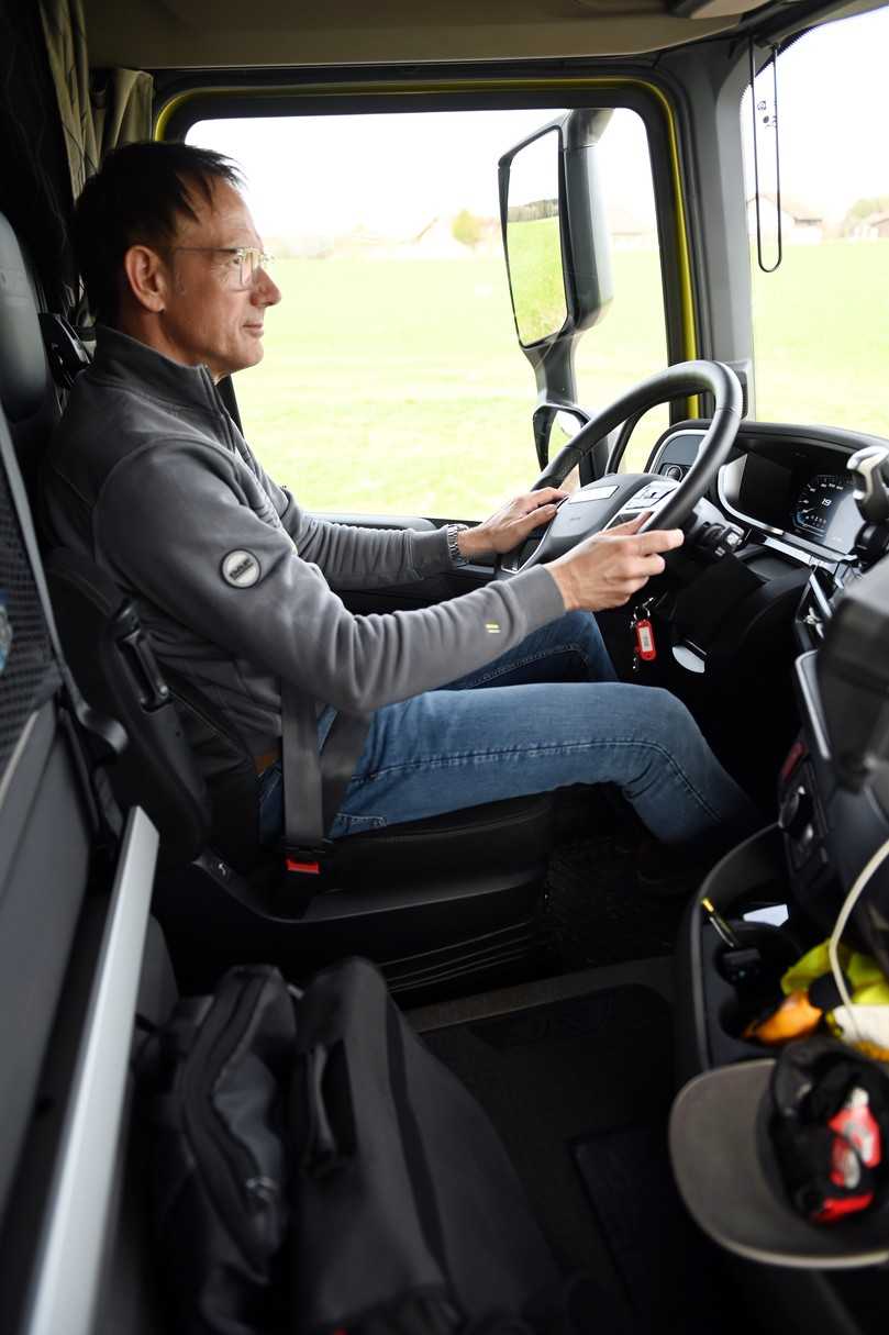 In der Kabine erwartet den Mann am Lenkrad ein komfortabler Arbeitsplatz mit einer 1a-Rundumsicht. | Foto: QUATEX In der Kabine erwartet den Mann am Lenkrad ein komfortabler Arbeitsplatz mit einer 1a-Rundumsicht. | Foto: QUATEX