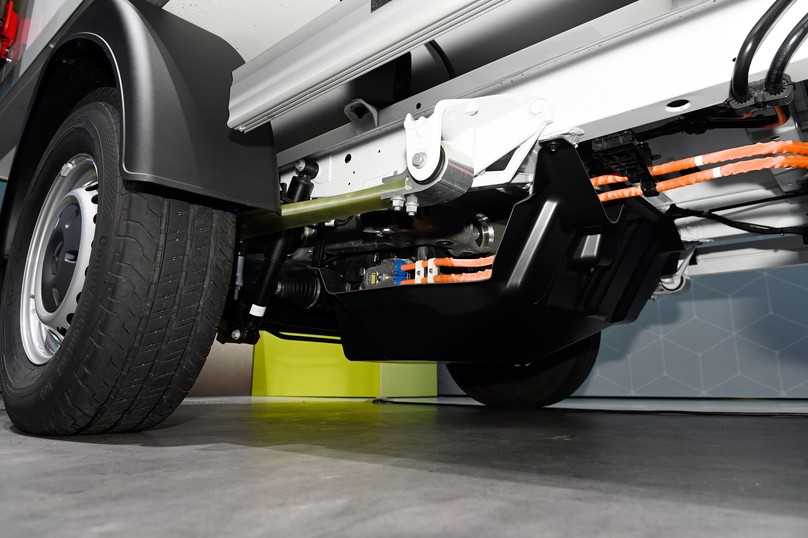 Das Heck des eSprinter-Pritschenwagens verfügt über eine Kugelkupplung für 1,5 t schwere Anhänger. | Foto: Mercedes, QUATEX Das Heck des eSprinter-Pritschenwagens verfügt über eine Kugelkupplung für 1,5 t schwere Anhänger. | Foto: Mercedes, QUATEX