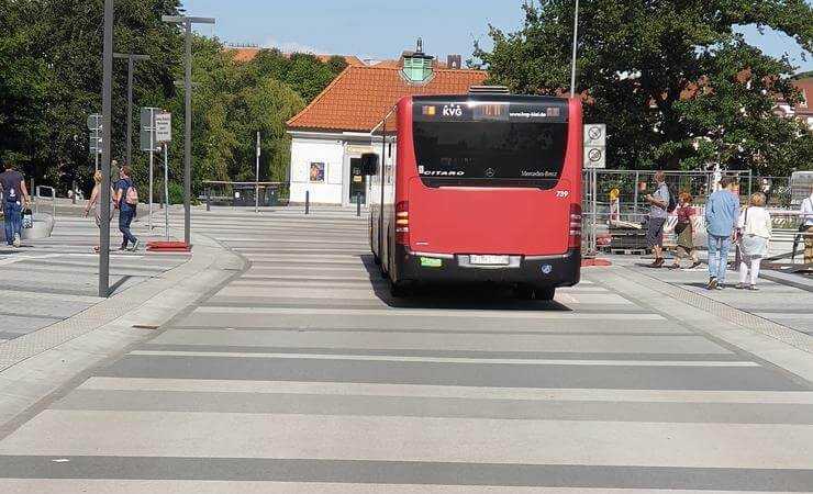 Gestalten mit Asphalt: Gestreifte Fahrbahn in der Kieler City Gestalten mit Asphalt: Gestreifte Fahrbahn in der Kieler City