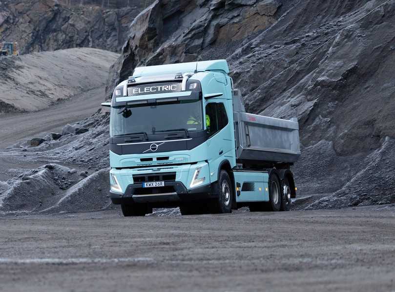 Den Volvo FMX Electric 6x4 Kipper treiben drei Elektromotoren mit 666 PS Dauerleistung an. In der Spitze erreichen die Permanent-Magnet-Synchronmotoren (PSM) sogar bis über 800 PS. | Foto: Volvo Trucks Den Volvo FMX Electric 6x4 Kipper treiben drei Elektromotoren mit 666 PS Dauerleistung an. In der Spitze erreichen die Permanent-Magnet-Synchronmotoren (PSM) sogar bis über 800 PS. | Foto: Volvo Trucks