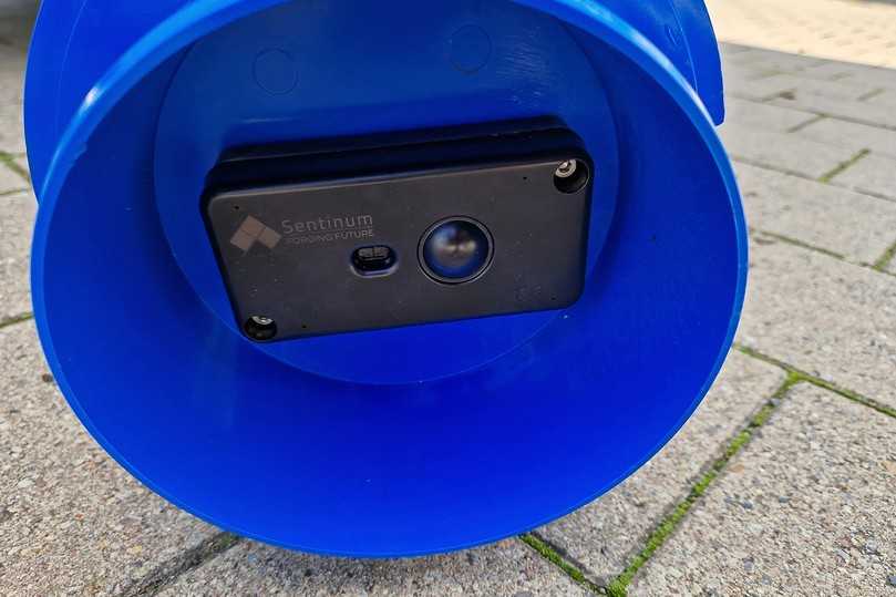 Der Sensor übermittelt den Wasserstand in der KS-Bluebox regelmäßig in Echtzeit an einen Server. So ist jederzeit ablesbar, wie hoch der Füllstand und das verbleibende Füllpotenzial sind. Gleichzeitig kann die intelligente Steuerung vorausschauend auf Regenwetterprognosen reagieren. | Foto: Funke Kunststoffe GmbH Der Sensor übermittelt den Wasserstand in der KS-Bluebox regelmäßig in Echtzeit an einen Server. So ist jederzeit ablesbar, wie hoch der Füllstand und das verbleibende Füllpotenzial sind. Gleichzeitig kann die intelligente Steuerung vorausschauend auf Regenwetterprognosen reagieren. | Foto: Funke Kunststoffe GmbH