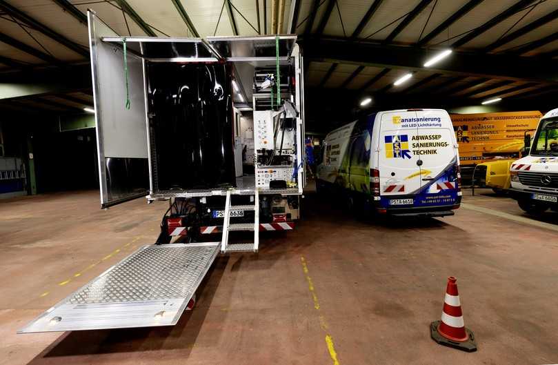 Über die Ladebordwand werden die vorgetränkten Liner geladen. | Foto: Andreas Mauritz Über die Ladebordwand werden die vorgetränkten Liner geladen. | Foto: Andreas Mauritz