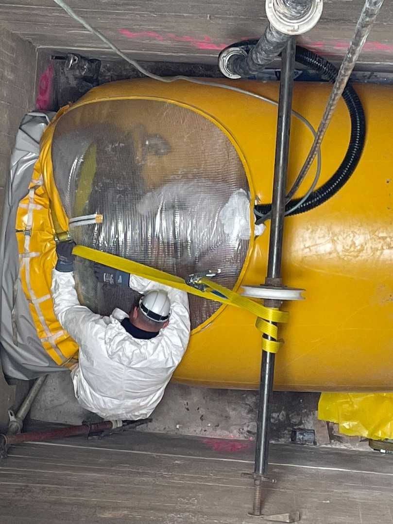 Ein Mitarbeiter bringt den GFK-Schlauchliner in Position – Grundlage für die grabenlose Sanierung der Ablaufleitungen unter dem Deich in Altrip. | Foto: Swietelsky-Faber Ein Mitarbeiter bringt den GFK-Schlauchliner in Position – Grundlage für die grabenlose Sanierung der Ablaufleitungen unter dem Deich in Altrip. | Foto: Swietelsky-Faber
