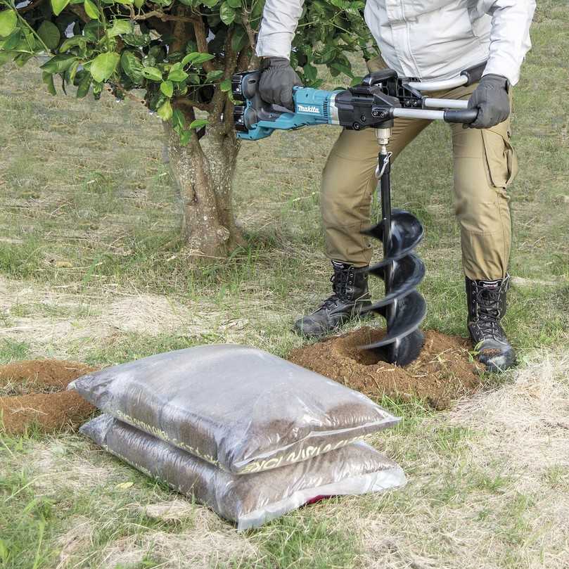 Mit dem 2 x 18 V Akku-Erdbohrer werden beim Setzen von Jungpflanzen Pflanzlöcher erstellt. | Foto: Makita Mit dem 2 x 18 V Akku-Erdbohrer werden beim Setzen von Jungpflanzen Pflanzlöcher erstellt. | Foto: Makita