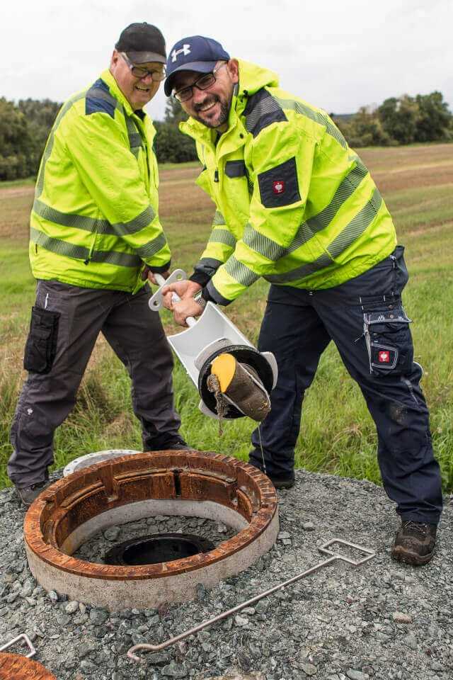 Am Ende der 1.200 m langen Molchstrecke dient eine Molch- station Quick-Pig als Molchempfänger. Der Zustand des Test-Molches und die Verunreinigungsbestandteile geben Aufschluss über das Molchergebnis: Eine Molchfahrt mit dem Reinigungsmolch kann umgehend erfolgen. Am Ende der 1.200 m langen Molchstrecke dient eine Molch- station Quick-Pig als Molchempfänger. Der Zustand des Test-Molches und die Verunreinigungsbestandteile geben Aufschluss über das Molchergebnis: Eine Molchfahrt mit dem Reinigungsmolch kann umgehend erfolgen.