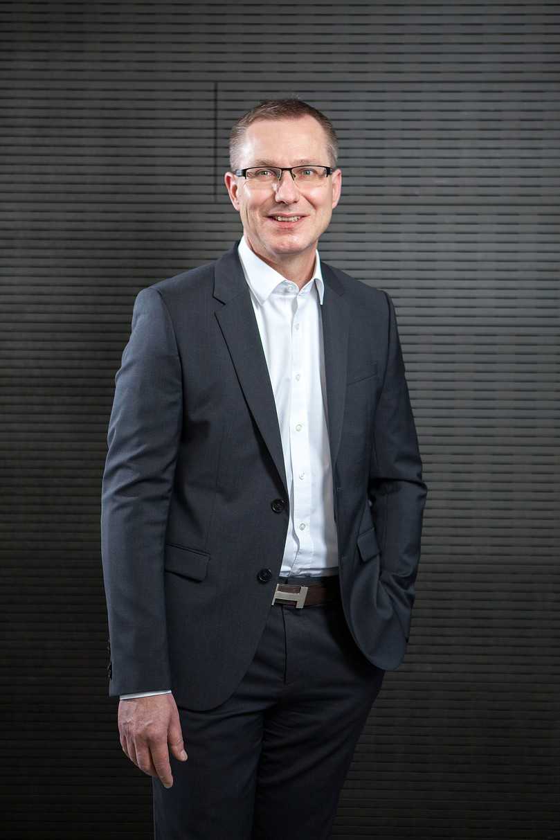 Seine berufliche Karriere begann Claude Jeutter bei Müller-Altvatter, der heutigen Zech Hochbau. Seitdem war der Diplom-Bauingenieur für verschiedene renommierte Bauunternehmen in leitenden Funktionen tätig und verfügt über langjährige Erfahrung sowie profunde Expertise im Hochbau, Tiefbau und Tunnelbau. 2006 bis 2019 war Claude Jeutter bei der Köster Gruppe aktiv, zuerst als technischer Geschäftsführer der Baresel und zuletzt als technischer Vorstand der Köster Holding. Seit Oktober 2019 ist Claude Jeutter technischer Geschäftsführer der Porr. | Foto: Porr Seine berufliche Karriere begann Claude Jeutter bei Müller-Altvatter, der heutigen Zech Hochbau. Seitdem war der Diplom-Bauingenieur für verschiedene renommierte Bauunternehmen in leitenden Funktionen tätig und verfügt über langjährige Erfahrung sowie profunde Expertise im Hochbau, Tiefbau und Tunnelbau. 2006 bis 2019 war Claude Jeutter bei der Köster Gruppe aktiv, zuerst als technischer Geschäftsführer der Baresel und zuletzt als technischer Vorstand der Köster Holding. Seit Oktober 2019 ist Claude Jeutter technischer Geschäftsführer der Porr. | Foto: Porr