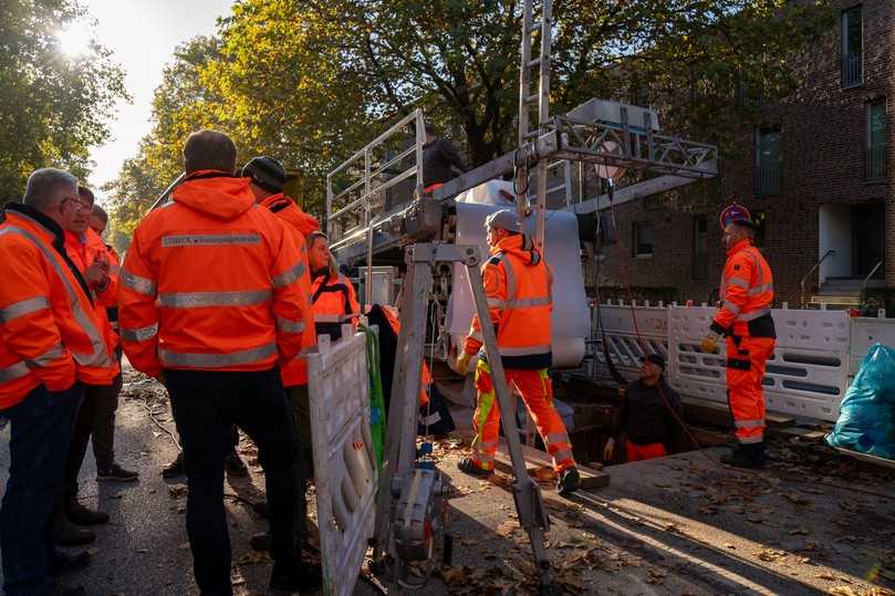 Die außergewöhnliche Baustelle weckte das Interesse aus anderen Bauabteilungen in Lübeck. | Foto: Entsorgungsbetriebe Lübeck Die außergewöhnliche Baustelle weckte das Interesse aus anderen Bauabteilungen in Lübeck. | Foto: Entsorgungsbetriebe Lübeck