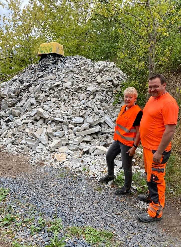 Geschäftsführerin Cornelia Galinsky (li.) und Vertriebsleiter Tino Bermich besichtigen das Großprojekt (hier: Materialsammelplatz) | Foto: Mauerspecht Geschäftsführerin Cornelia Galinsky (li.) und Vertriebsleiter Tino Bermich besichtigen das Großprojekt (hier: Materialsammelplatz) | Foto: Mauerspecht