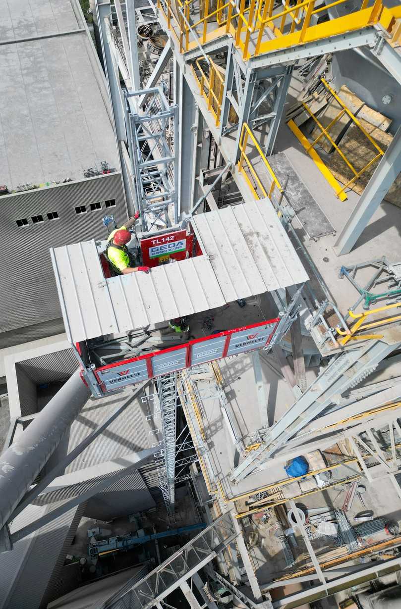 2.500 kg Tragkraft: Dank des Geda Svario-Mast-Systems kann die Transportbühne einmastig gefahren werden. | Foto: Verhelst Machines 2.500 kg Tragkraft: Dank des Geda Svario-Mast-Systems kann die Transportbühne einmastig gefahren werden. | Foto: Verhelst Machines