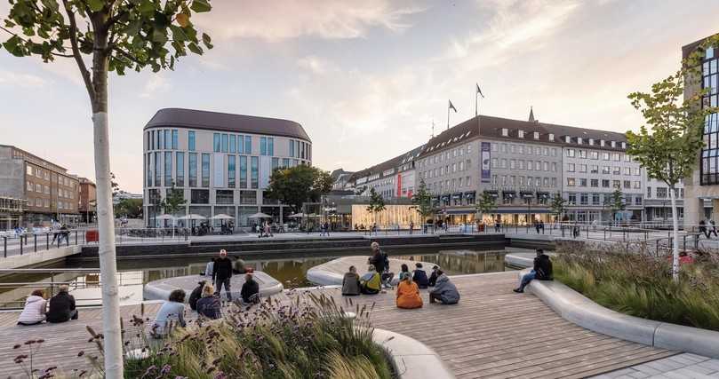 Der Wasserplatz, der fast vollständig barrierefrei gestaltet ist, bildet das Herzstück des Projekts „Kleiner Kiel Kanal“. | Foto: bgmr / Thomas Rosenthal Der Wasserplatz, der fast vollständig barrierefrei gestaltet ist, bildet das Herzstück des Projekts „Kleiner Kiel Kanal“. | Foto: bgmr / Thomas Rosenthal