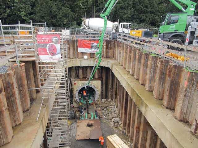 Einbringen des Sohlbetons im Düker über die Zielgrube mit 36 m Betonpumpe sowie über die Startbaugrube mit Pumplängen von bis zu 350 m Einbringen des Sohlbetons im Düker über die Zielgrube mit 36 m Betonpumpe sowie über die Startbaugrube mit Pumplängen von bis zu 350 m
