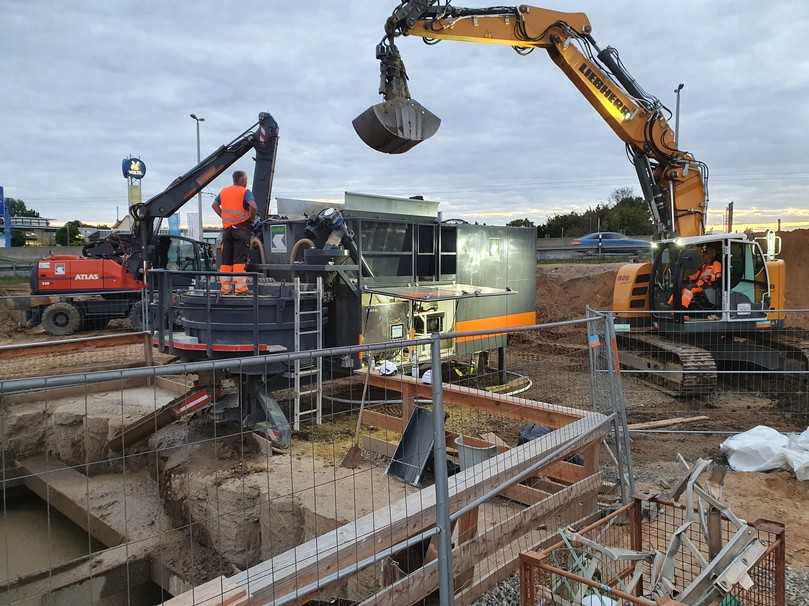 In Summe ermöglichte die Aufbereitung des Bodenaushubes vor Ort eine Einsparung von rund 500 Ab- und Antransporten per Lkw. | Foto: Max Kroker Bauunternehmung GmbH & Co In Summe ermöglichte die Aufbereitung des Bodenaushubes vor Ort eine Einsparung von rund 500 Ab- und Antransporten per Lkw. | Foto: Max Kroker Bauunternehmung GmbH & Co