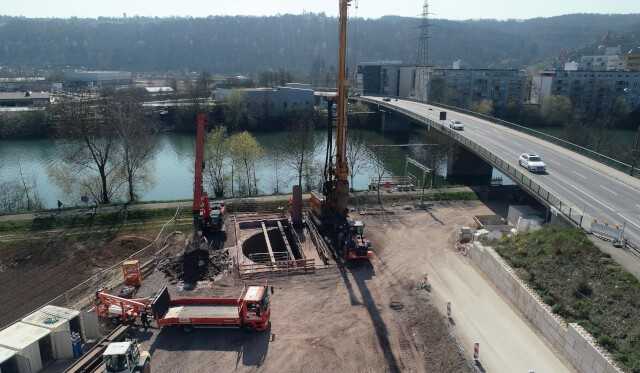 Parallelarbeit in Perfektion. Während die letzten Aushubbohrungen durchgeführt werden, kann der Hitachi ZX 350LC-6 TS mit Teledipper das lockere Material unter Wasser ausheben. Parallelarbeit in Perfektion. Während die letzten Aushubbohrungen durchgeführt werden, kann der Hitachi ZX 350LC-6 TS mit Teledipper das lockere Material unter Wasser ausheben.