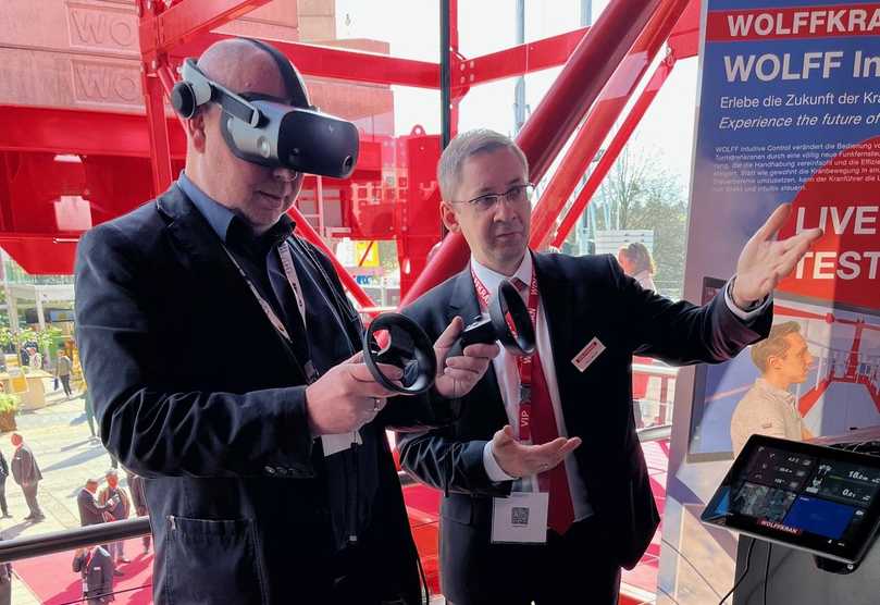 Kran steuern mit der neuen Fernbedienung „Wolff Intuitive Control“: Auf der bauma können Journalisten und Besucher das virtuell selbst ausprobieren. | Foto: D. Spoo Kran steuern mit der neuen Fernbedienung „Wolff Intuitive Control“: Auf der bauma können Journalisten und Besucher das virtuell selbst ausprobieren. | Foto: D. Spoo