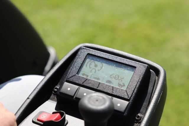 Die Bedienung der Maschine ist identisch wie bei John Deeres Fairway-Mähern der 7000er und 8000er Serien. Die Bedienung der Maschine ist identisch wie bei John Deeres Fairway-Mähern der 7000er und 8000er Serien.