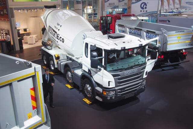 Auch die Schweden können leicht: Vierachser vom Typ P410 mit 9-m³-Trommel. Auch die Schweden können leicht: Vierachser vom Typ P410 mit 9-m³-Trommel.