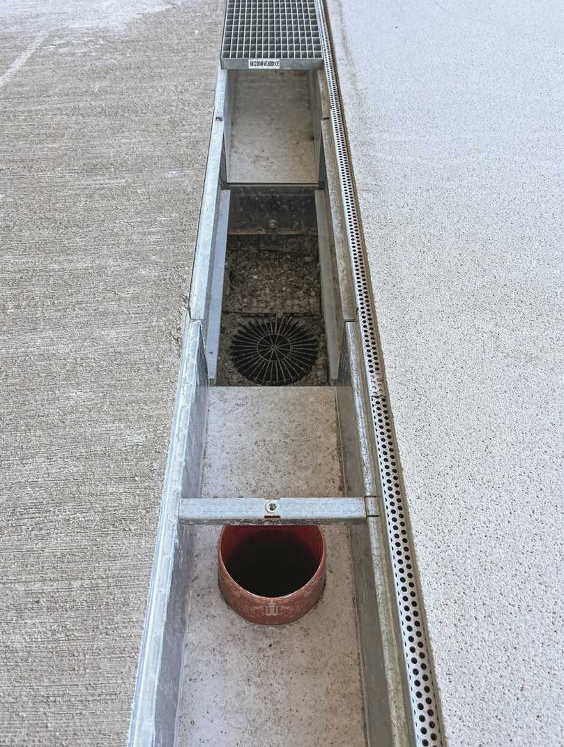 Beim Überschreiten des Wasserhöchststandes wird über oben offene senkrechte Rohrstutzen automatisch in ein separates Rohrsystem entwässert. | Foto: BG-Graspointner Beim Überschreiten des Wasserhöchststandes wird über oben offene senkrechte Rohrstutzen automatisch in ein separates Rohrsystem entwässert. | Foto: BG-Graspointner