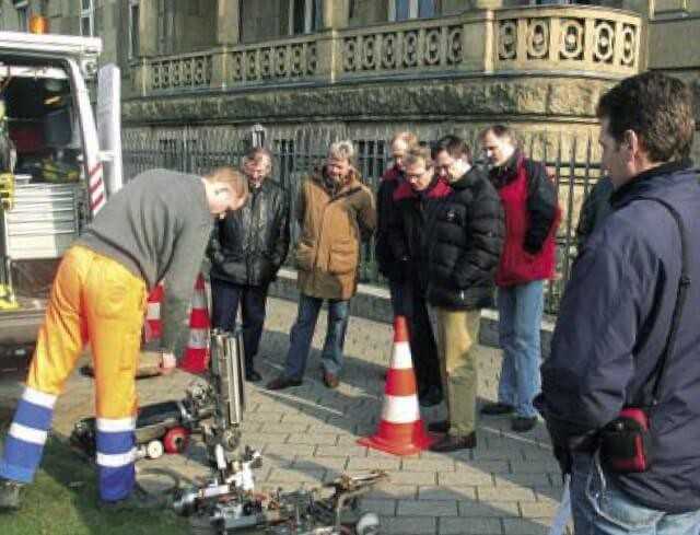 Mehrere Delegationen von Kabel- und Kanalnetzbetreibern nutzten die Gelegenheit, sich auf der Düsseldorfer Baustelle zu informieren. Mehrere Delegationen von Kabel- und Kanalnetzbetreibern nutzten die Gelegenheit, sich auf der Düsseldorfer Baustelle zu informieren.