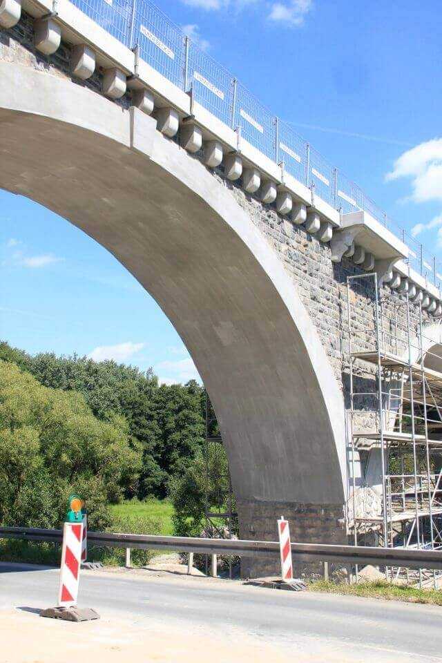 Bahnbrücke über dem Selbitztal: Die Instandsetzung des Betons der Gewölbebögen erfolgt mit Carbonbeton. Damit wird ein hoher Verstärkungsgrad bei geringen Schichtdicken von Beton erreicht. Bahnbrücke über dem Selbitztal: Die Instandsetzung des Betons der Gewölbebögen erfolgt mit Carbonbeton. Damit wird ein hoher Verstärkungsgrad bei geringen Schichtdicken von Beton erreicht.