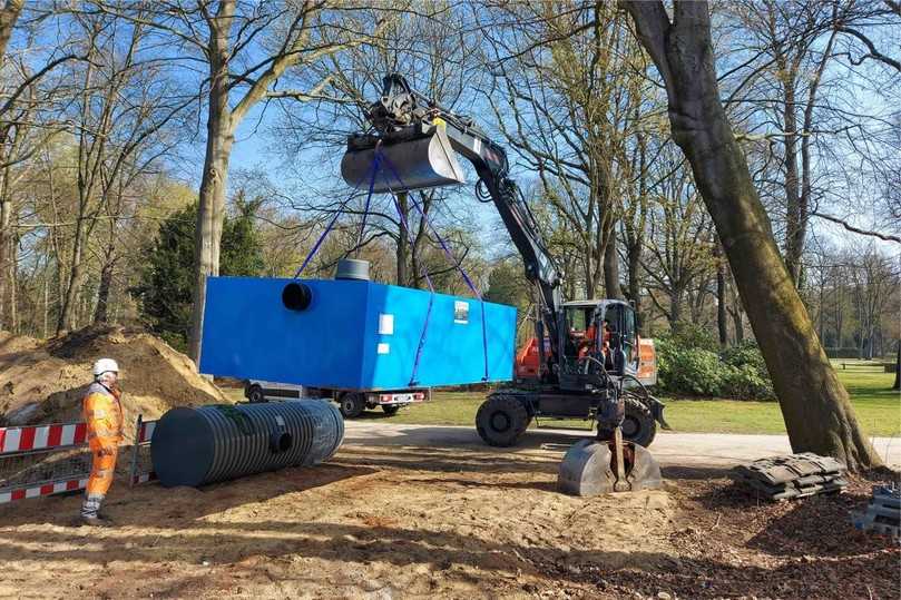 Das leichte Gewicht der KS-Bluebox sowie die integrierten Halterungen für mitgelieferte Hebegurte sorgen für eine einfache und schnelle Handhabung an der Einbaustelle. | Foto: Funke Kunststoffe GmbH Das leichte Gewicht der KS-Bluebox sowie die integrierten Halterungen für mitgelieferte Hebegurte sorgen für eine einfache und schnelle Handhabung an der Einbaustelle. | Foto: Funke Kunststoffe GmbH