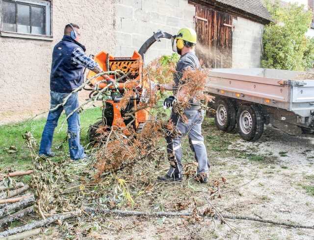 Die Maschine häckselt Holz genauso wie voluminöse Grünabfälle. Der Anwender muss das Material also nicht vorsortieren. Die Maschine häckselt Holz genauso wie voluminöse Grünabfälle. Der Anwender muss das Material also nicht vorsortieren.