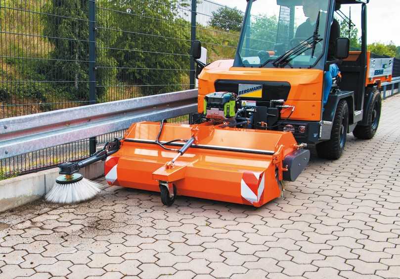 Für die Reinigung von Parkflächen, Fahrradwegen und Produktionshallen: Kehrmaschine „Sweezy" mit Elektro-Antrieb. | Foto: Bema Für die Reinigung von Parkflächen, Fahrradwegen und Produktionshallen: Kehrmaschine „Sweezy" mit Elektro-Antrieb. | Foto: Bema