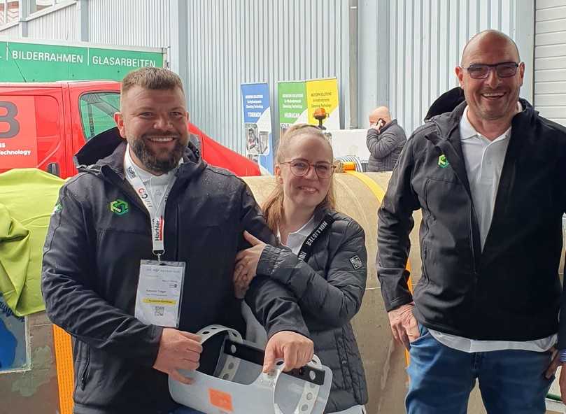 Gute Laune auf der Ro-Ka-Tech am Stand von Träger Umweltservice: Valentin Träger, seine zukünftige Frau und Stütze im Unternehmen Alison Laier und Steffen Jeschke. | Foto: B_I/zu Eulenburg Gute Laune auf der Ro-Ka-Tech am Stand von Träger Umweltservice: Valentin Träger, seine zukünftige Frau und Stütze im Unternehmen Alison Laier und Steffen Jeschke. | Foto: B_I/zu Eulenburg