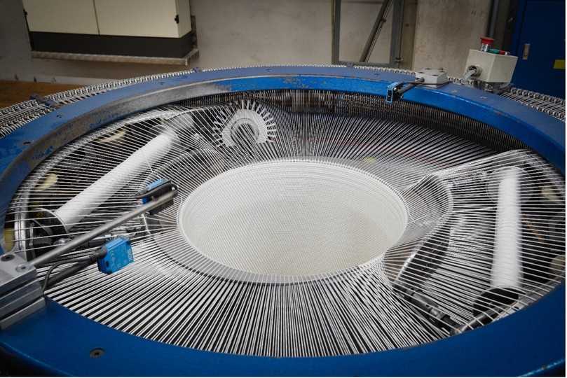 Rundweben hochfester Polyesterfäden zu einem Druckschlauch | Foto: Amex-Sanivar Rundweben hochfester Polyesterfäden zu einem Druckschlauch | Foto: Amex-Sanivar