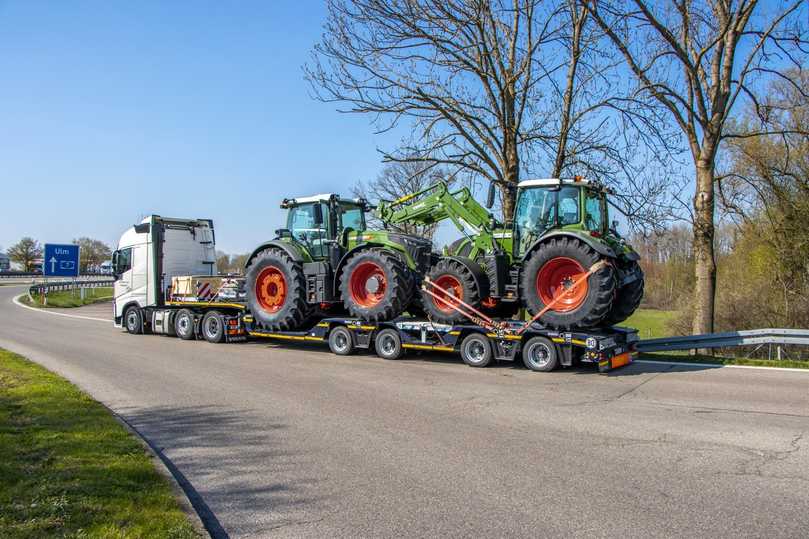 Mit dem vierachsigen „Stepstar“ mit Doppelradmulden lassen sich auch hohe Bau- oder Landmaschinen transportieren. | Foto: Goldhofer Mit dem vierachsigen „Stepstar“ mit Doppelradmulden lassen sich auch hohe Bau- oder Landmaschinen transportieren. | Foto: Goldhofer