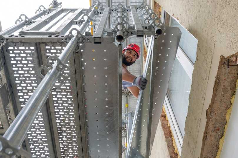 Dank der lösungsbezogenen Bauteile für Höhenausgleiche können Aus- und Einstiegsbereiche an verschiedene Höhen angepasst werden – bis zu zwei Stufen ohne zusätzliche Stielreihe. | Foto: PERI Deutschland Dank der lösungsbezogenen Bauteile für Höhenausgleiche können Aus- und Einstiegsbereiche an verschiedene Höhen angepasst werden – bis zu zwei Stufen ohne zusätzliche Stielreihe. | Foto: PERI Deutschland