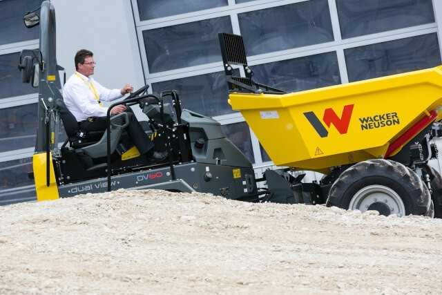 Kunden und Händler konnten in Hörsching zum ersten Mal auch die neuen „dual view“-Raddumper von Wacker Neuson testen. | Foto: Wacker Neuson Kunden und Händler konnten in Hörsching zum ersten Mal auch die neuen „dual view“-Raddumper von Wacker Neuson testen. | Foto: Wacker Neuson