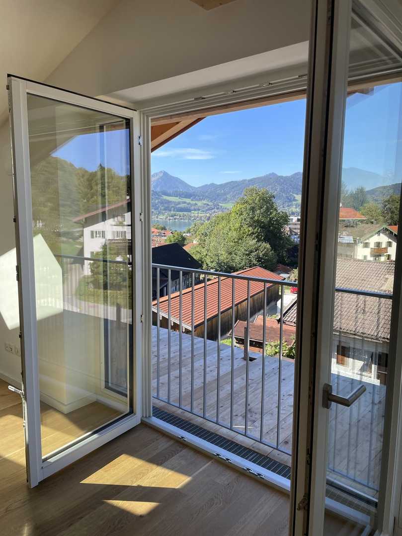 Die neuen Personalwohnungen in Tegernsee bieten einen wunderbaren Ausblick auf die Landschaft am Fuße des Wallbergs. | Foto: Krämmel Unternehmensgruppe Die neuen Personalwohnungen in Tegernsee bieten einen wunderbaren Ausblick auf die Landschaft am Fuße des Wallbergs. | Foto: Krämmel Unternehmensgruppe