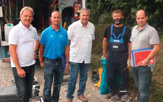 Baubeteiligte (v.l.): W. Kölker (Trolining), R. Spälti, D. Miehle (IB Hunziker-Betatech), Polier S. Bendzko (Trolining), M. Nessier (IB Hunziker-Betatech) | Fotos: Trolining GmbHDen kompletten Bericht lesen Sie in der Ausgabe 5 der B_I umweltbau. Baubeteiligte (v.l.): W. Kölker (Trolining), R. Spälti, D. Miehle (IB Hunziker-Betatech), Polier S. Bendzko (Trolining), M. Nessier (IB Hunziker-Betatech) | Fotos: Trolining GmbHDen kompletten Bericht lesen Sie in der Ausgabe 5 der B_I umweltbau.
