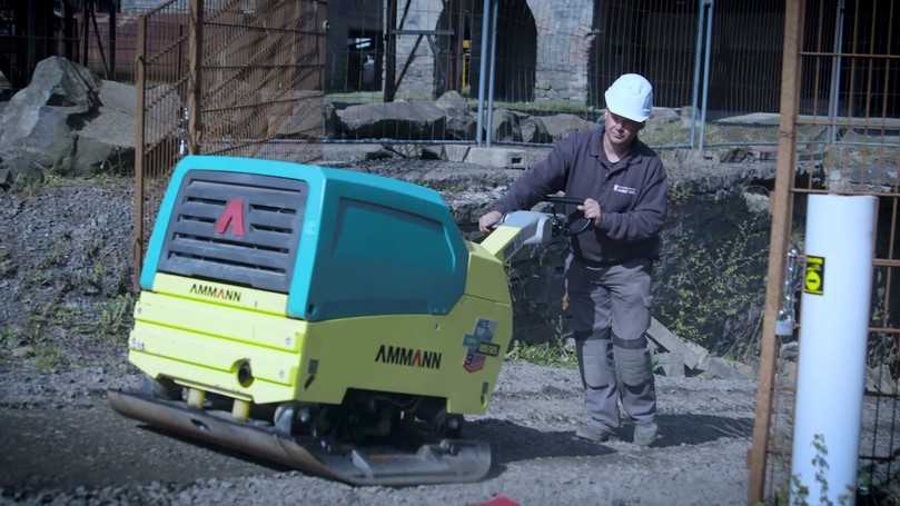 Ihre Steigfähigkeit bis maximal 36 Prozent stellte die APH 85/95 im Stöffelpark unter Beweis. | Foto: Ammann Ihre Steigfähigkeit bis maximal 36 Prozent stellte die APH 85/95 im Stöffelpark unter Beweis. | Foto: Ammann